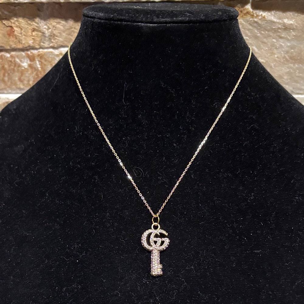 Elegant Gold Key Pendant Necklace
